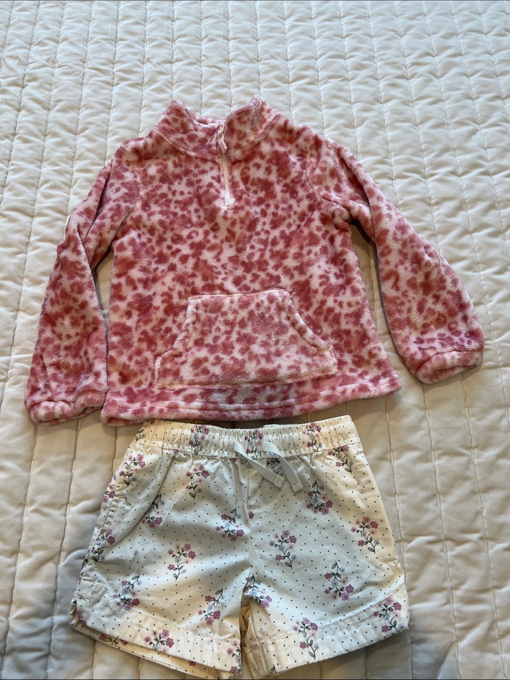 🌸 Pink & Cream Fleece Pullover with Carter’s Floral Shorts 🌸